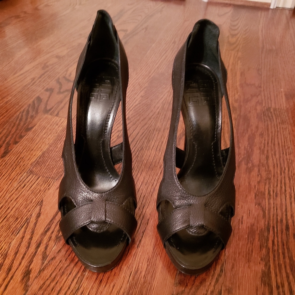 Designer Givenchy cut out pump shoes
